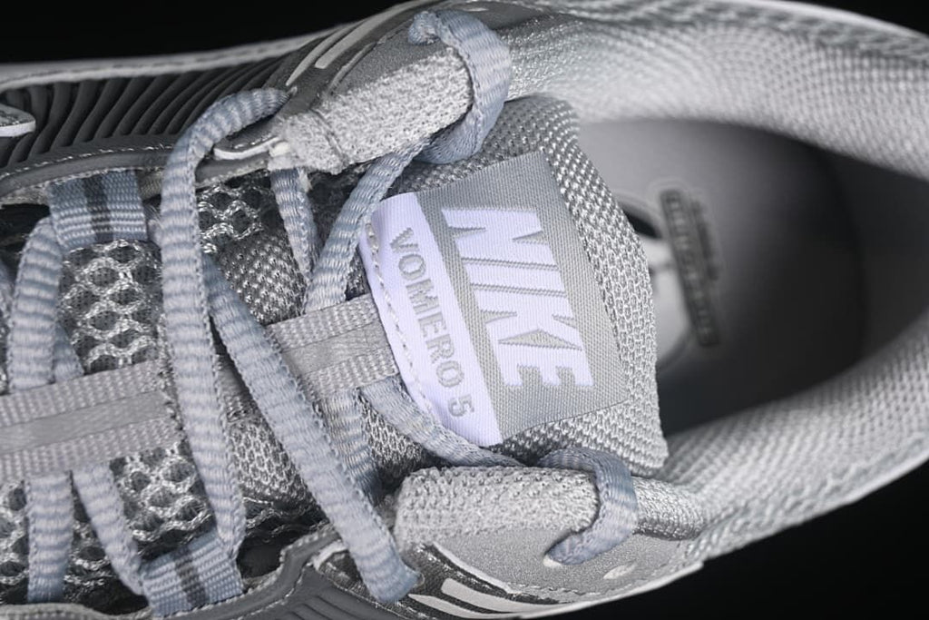 Close-up of the VOMERO 5 tongue branding and laces