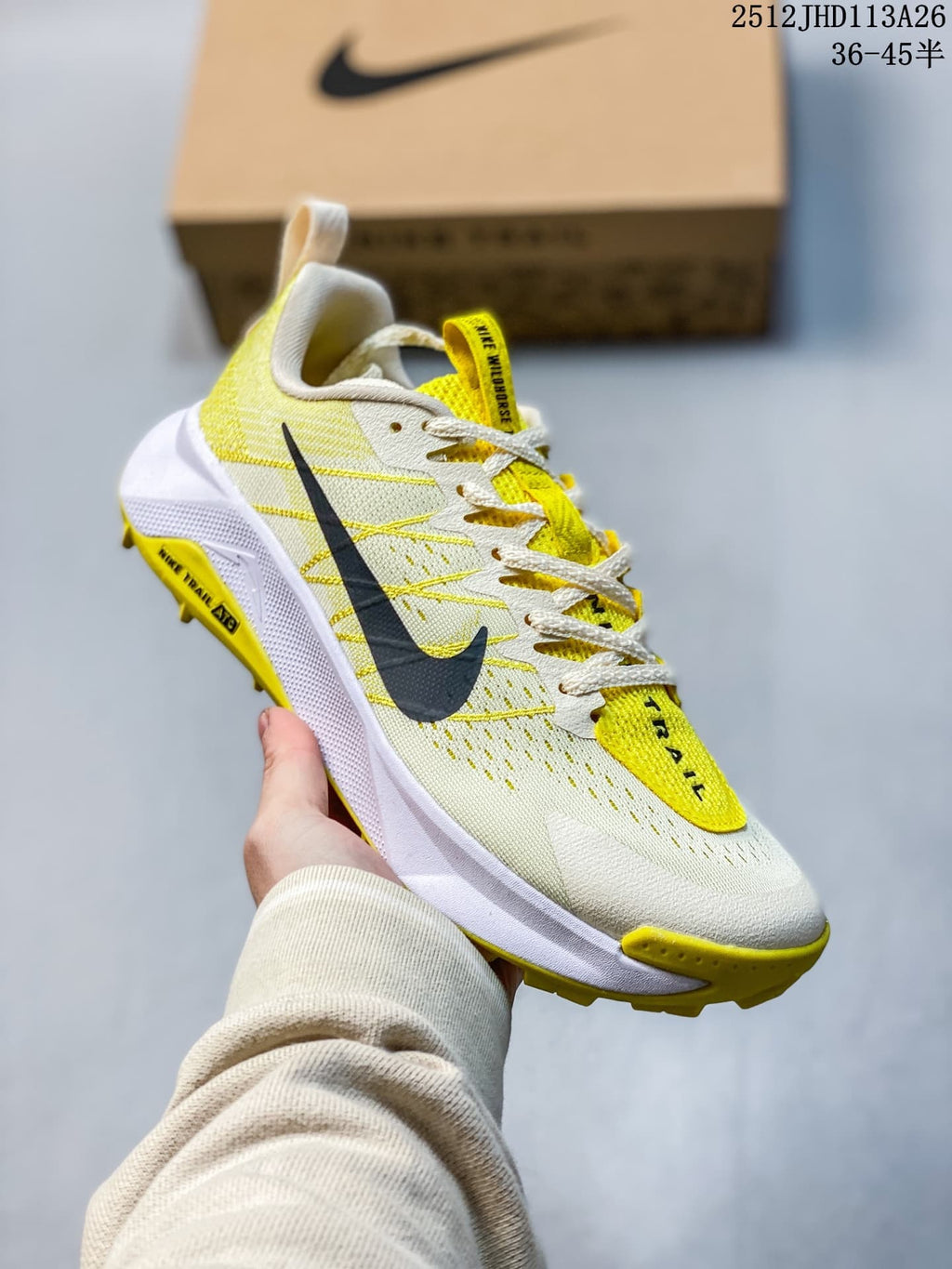 Angled side view of the off-white and yellow Nike Wildhorse 10 trail running shoe; image overlay states sizes 36–45.5.
