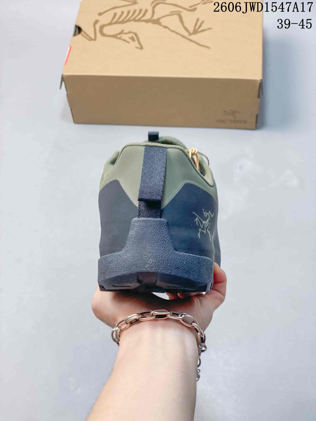 Rear view of the shoe showing the heel pull tab and contrasting heel panels; image overlay shows sizes 39–45.
