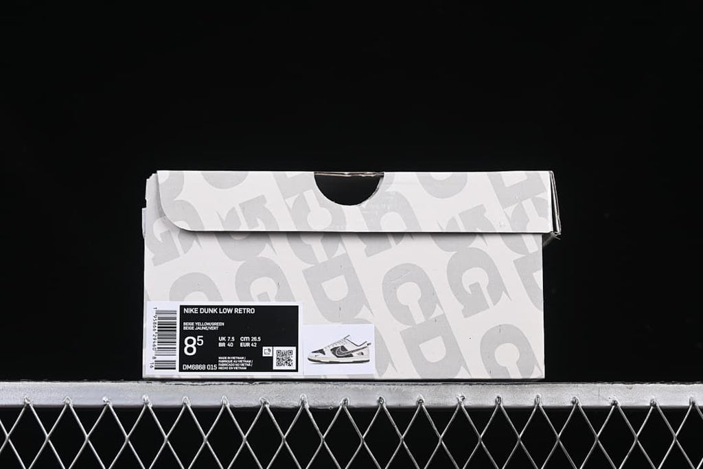 Shoebox label showing Nike Dunk Low Retro, model DM6868-015, and sample size EU 42