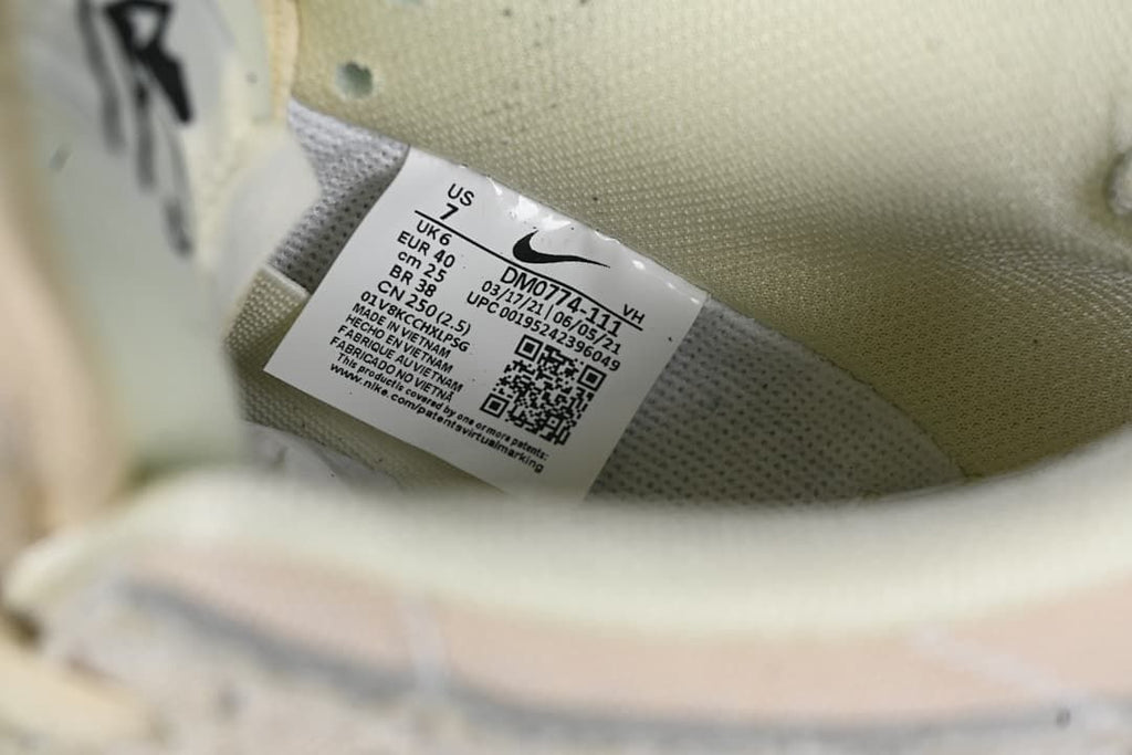 Interior size label showing EU 40 and product code DM0774-111