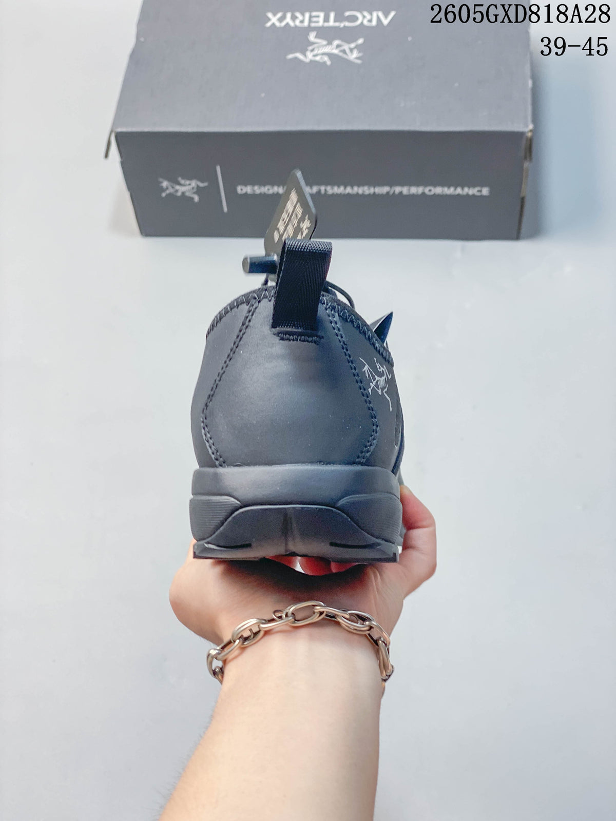 Rear view of the gray shoe showing heel construction and pull tab; image text shows 39–45.