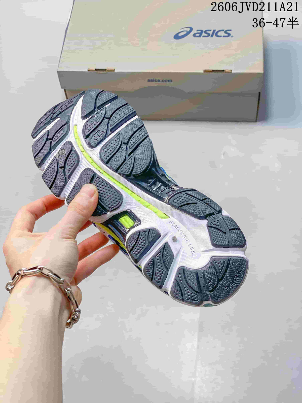 Close view of the segmented outsole with dark tread, white sections and lime accents; image overlay states sizes 36–47.5.