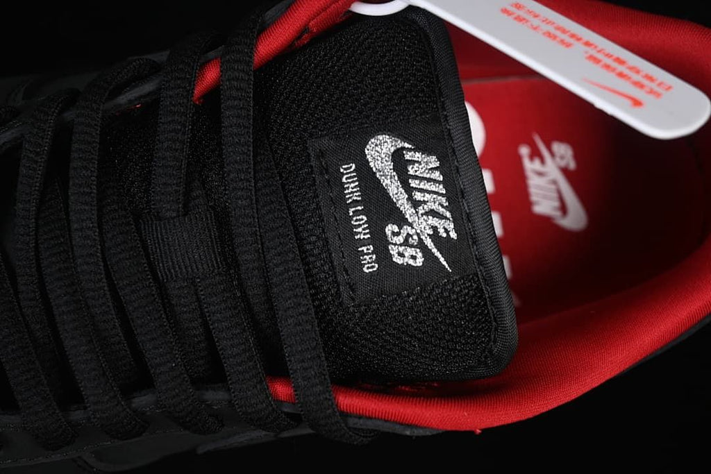 Close-up of the tongue label and red interior lining