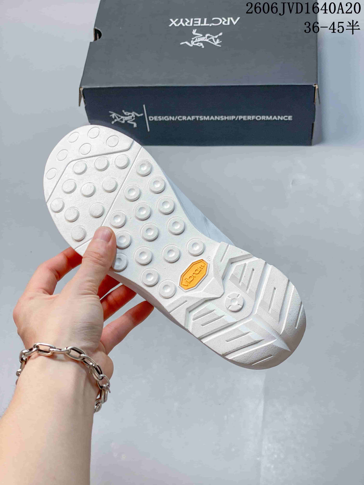 Close-up of the white shoe outsole with raised tread details; image overlay lists sizes 36–45.5.
