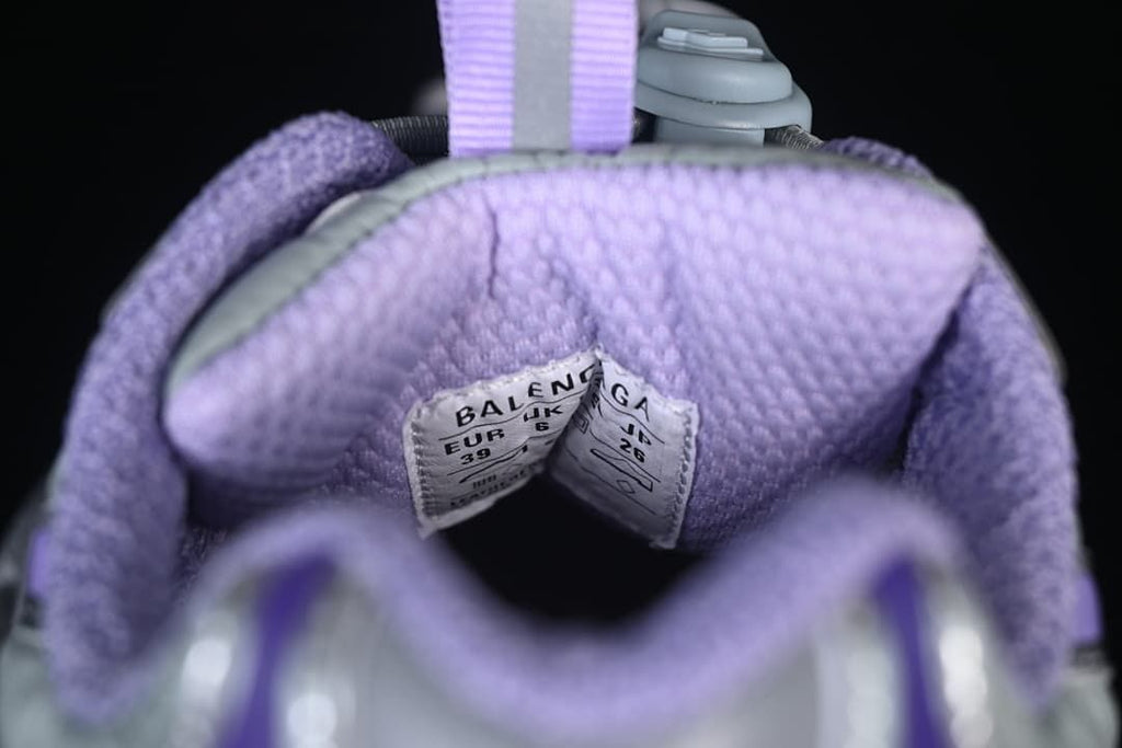 Close-up of the shoe tongue label; EU 39 is visible