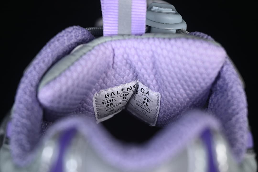 Close-up of the shoe tongue label; EU 39 is visible
