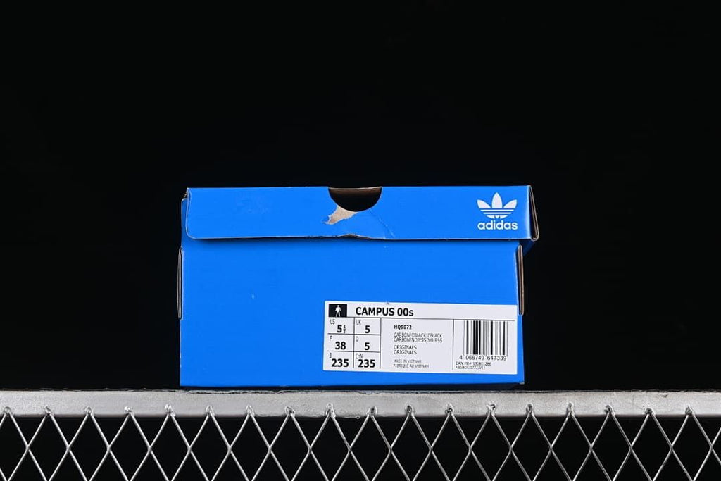 Blue shoe box label identifying Campus 00s, model HQ9072 and size EU 38