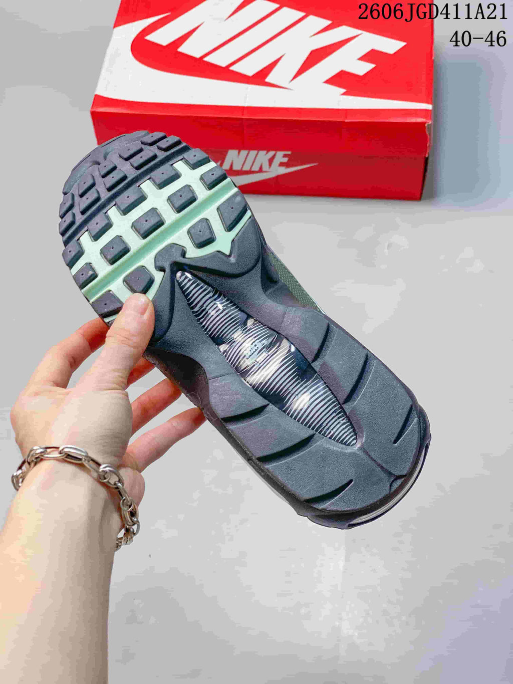 Underside view of a Nike Air Max 95 sneaker showing its textured outsole and central detail; image overlay states sizes 40–46.