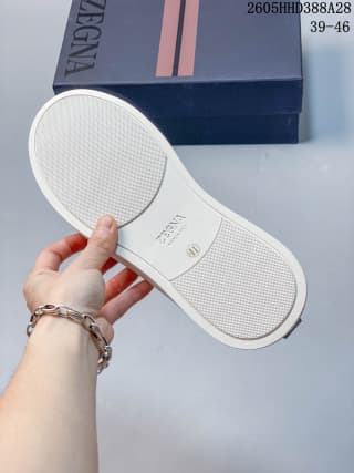 Underside of the white sneaker outsole with patterned tread; box shows size range 39–46.