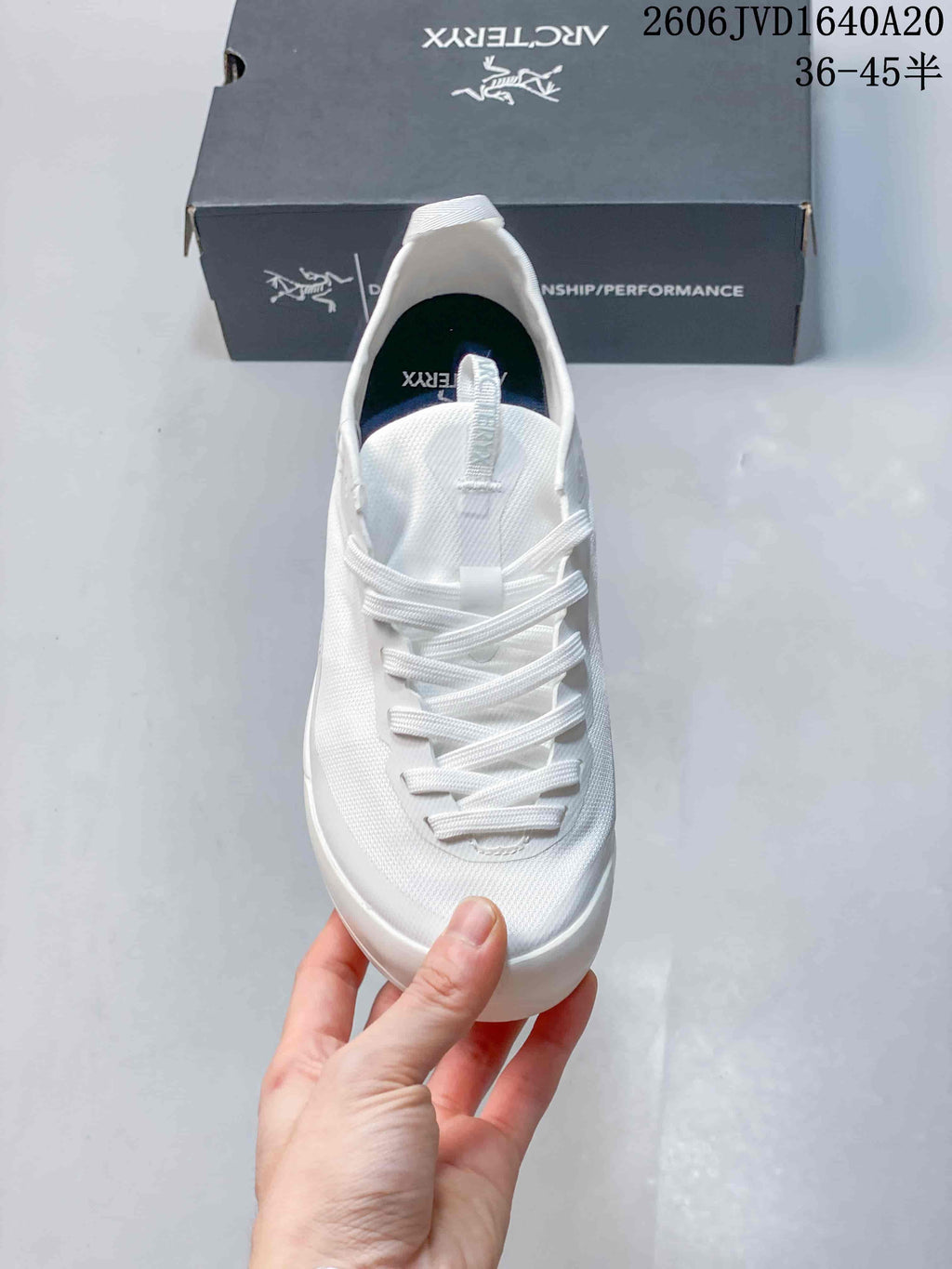 Top view of the shoe showing its laces and tongue pull loop; image overlay lists sizes 36–45.5.