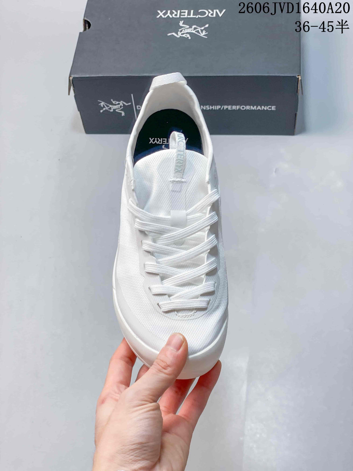 Top view of the shoe showing its laces and tongue pull loop; image overlay lists sizes 36–45.5.