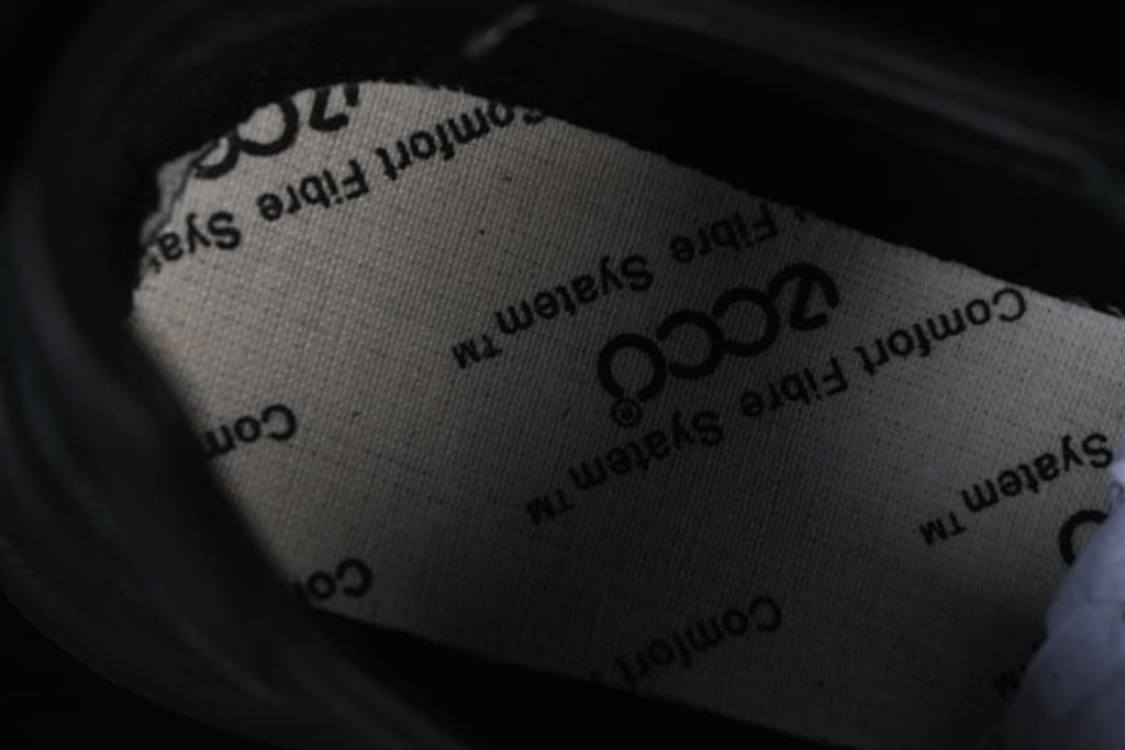 Close-up of the shoe's interior lining with Comfort Fibre System text