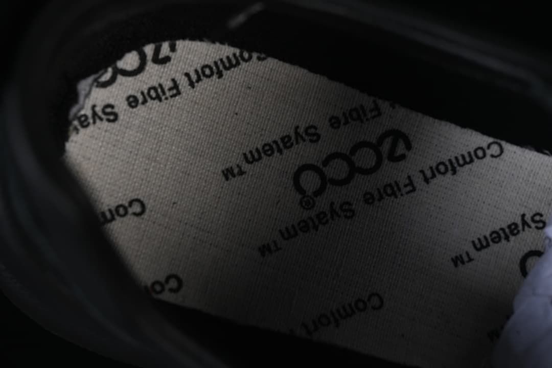 Close-up of the shoe's interior lining with Comfort Fibre System text