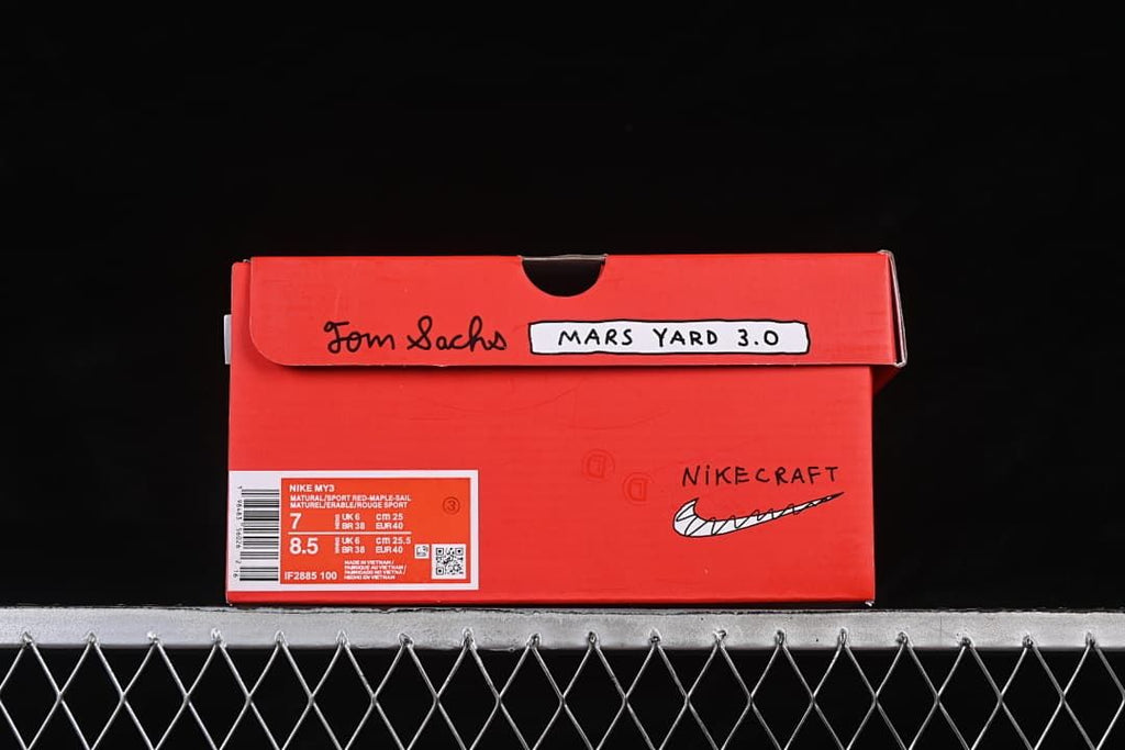 Red shoe box labeled Mars Yard 3.0 with a product label showing EU 40 and EU 40.5
