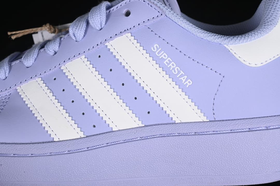 Close-up of the white side stripes and Superstar lettering
