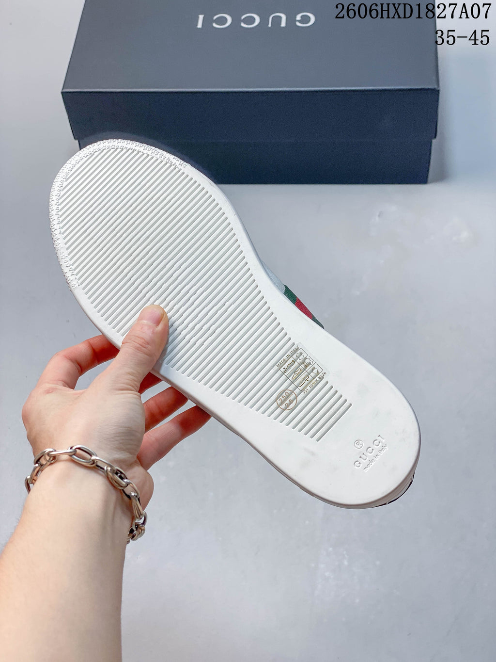 Underside of a white sneaker showing a ridged sole; image overlay displays 35–45.