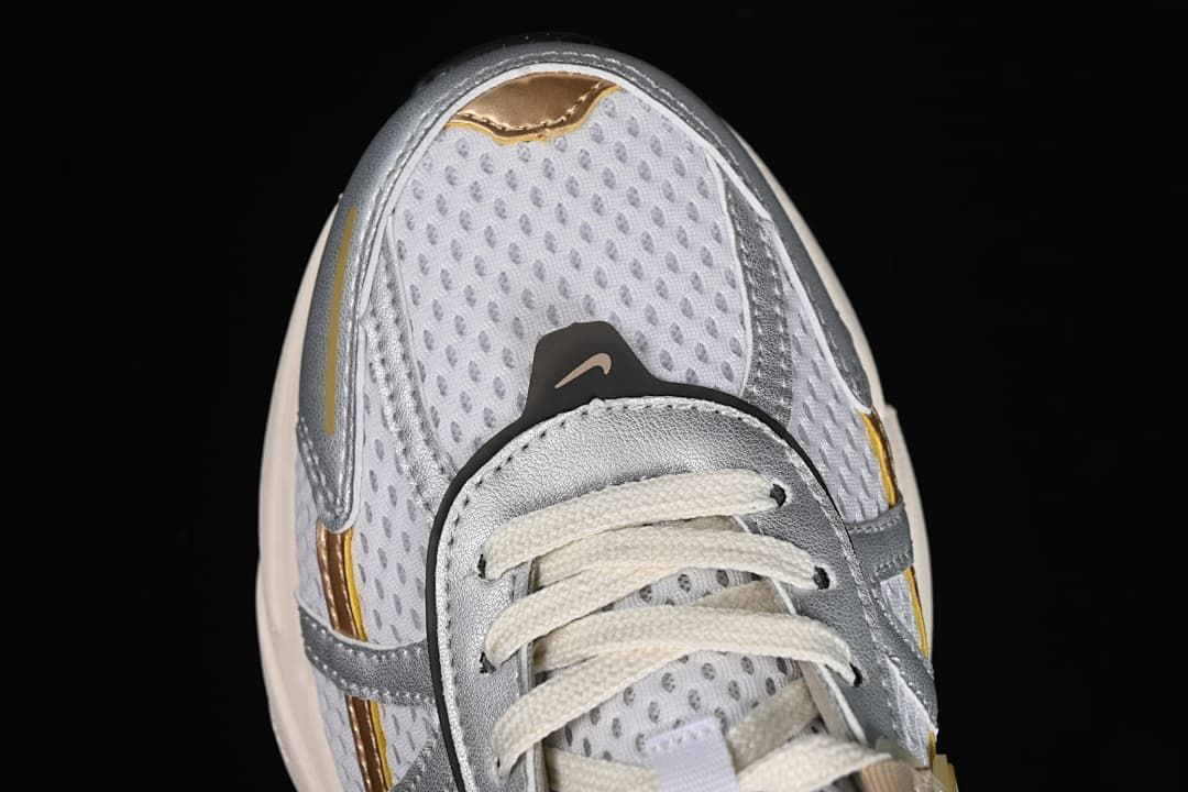 Top view of the mesh toe and lace panel.