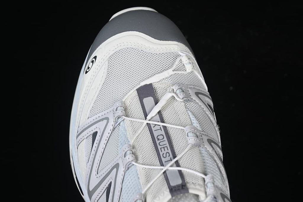 Top view of the toe, laces and XT-Quest tongue detail
