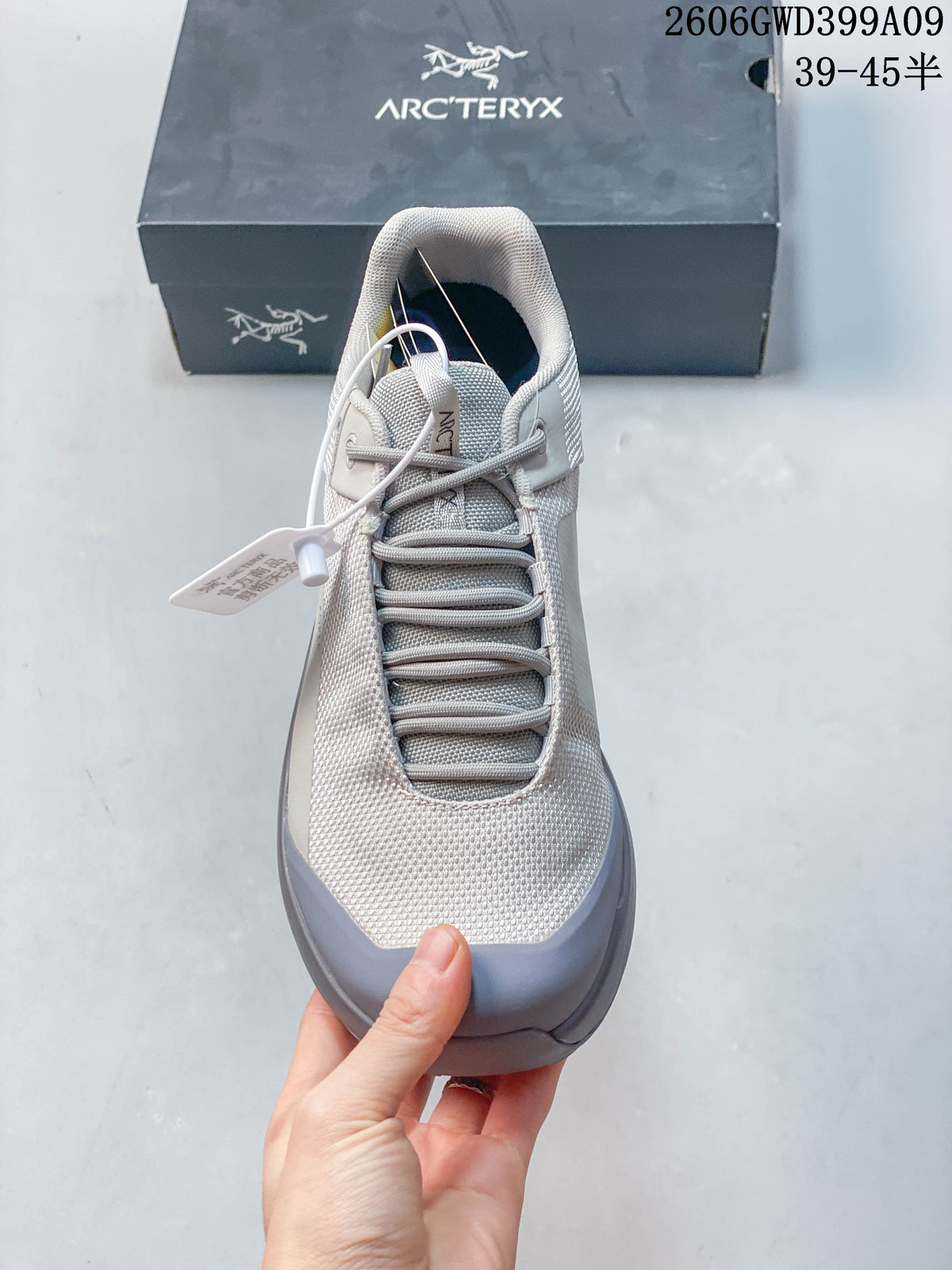 Front view showing the lacing and protective toe area; image overlay states sizes 39–45.5.