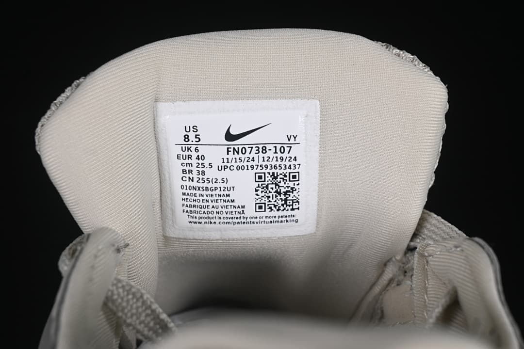 Tongue size label showing sample size EU 40 and style code FN0738-107