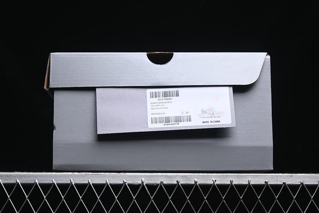 Shoebox label with model text, white color and size EU 39.