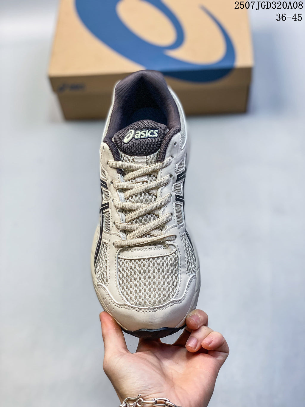 Front view of the mesh toe and laces on the ASICS Gel-Contend 4.