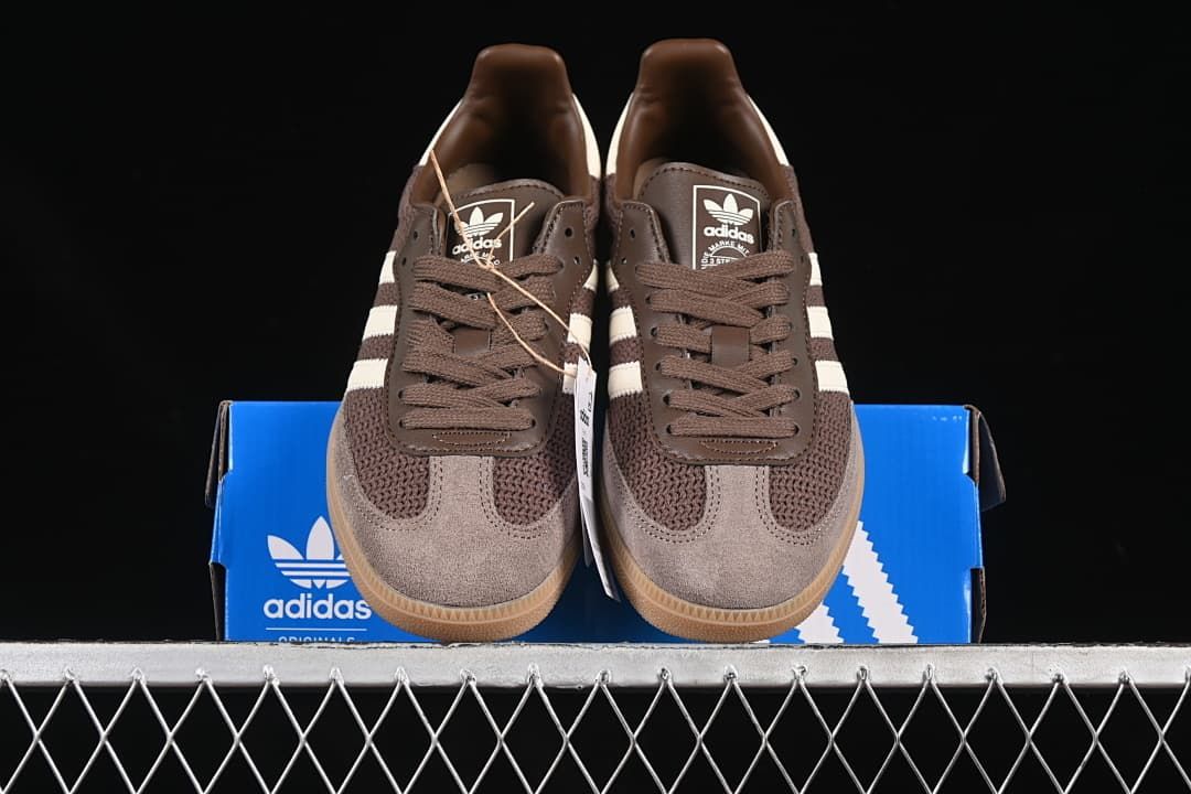 Front view of the pair displayed on the blue shoe box