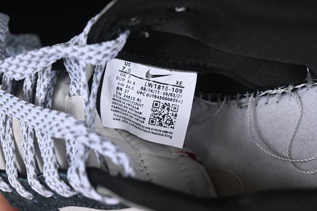 Inside shoe size label showing EU 38.5 and style code LW1818-109