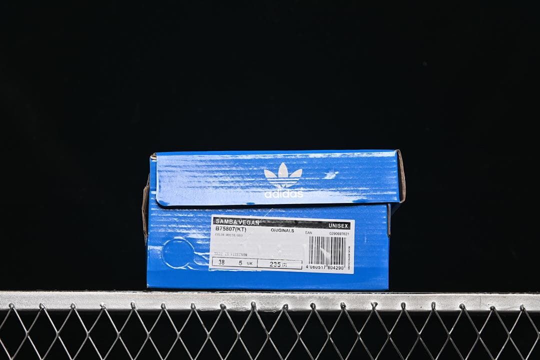 Shoe box label identifying Samba Vegan B75807(KT) and sample size 38