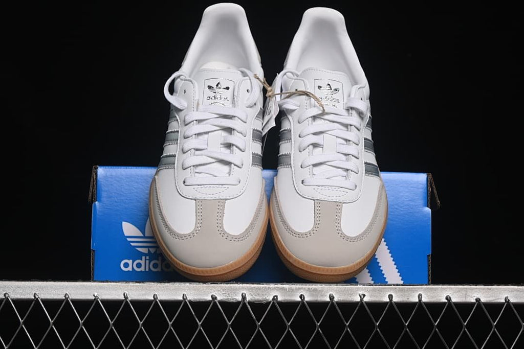 Front view of the pair displayed on the shoe box