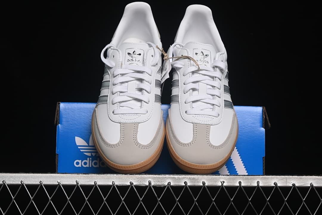 Front view of the pair displayed on the shoe box