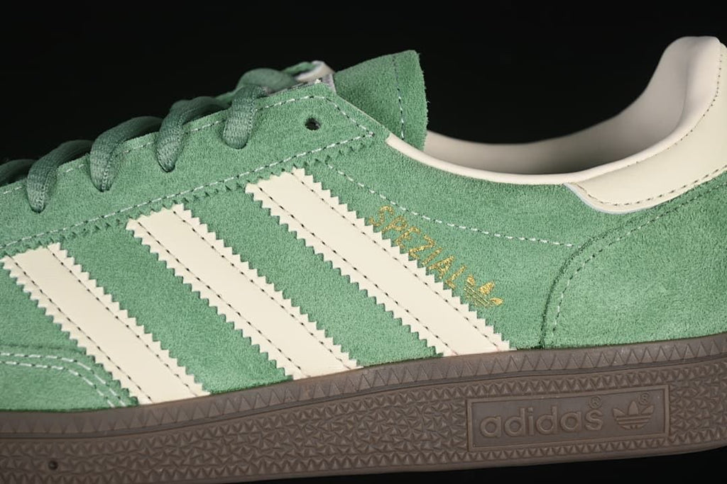 Close-up of the green upper, cream stripes and Handball Spezial side lettering