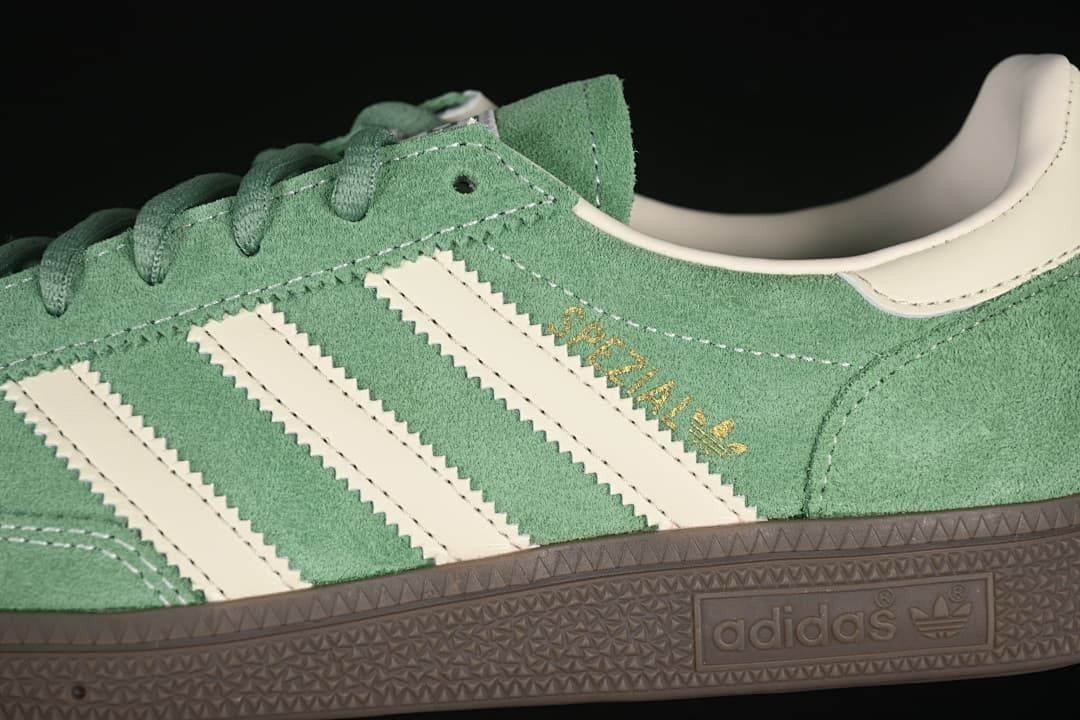 Close-up of the green upper, cream stripes and Handball Spezial side lettering