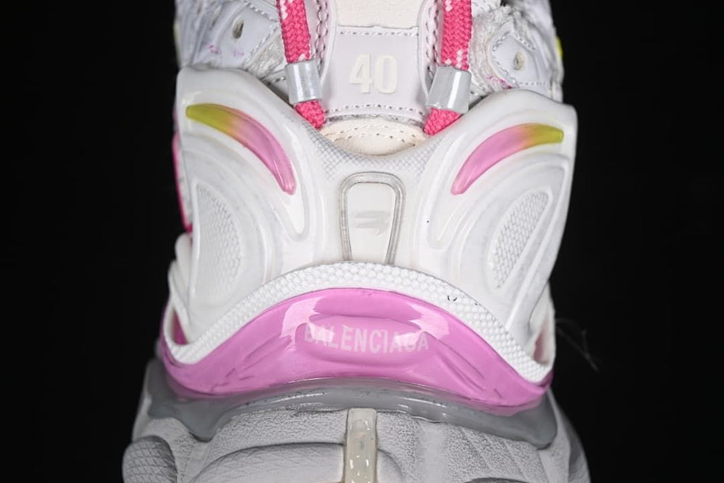 Rear detail of the sneaker with pink accents and a visible size 40 marking.