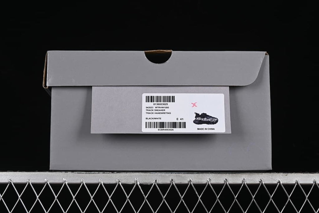 Shoebox label identifying the Track Handwriting sneaker in black and white, size EU 41.