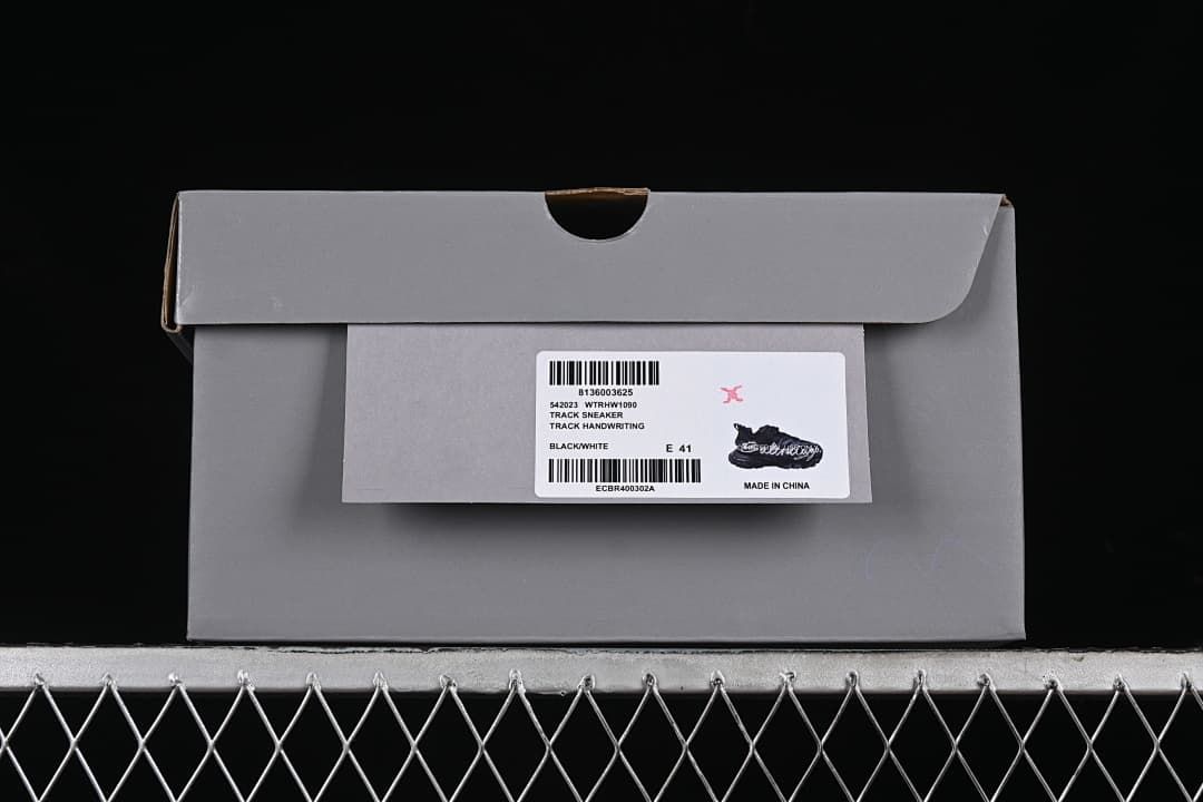 Shoebox label identifying the Track Handwriting sneaker in black and white, size EU 41.