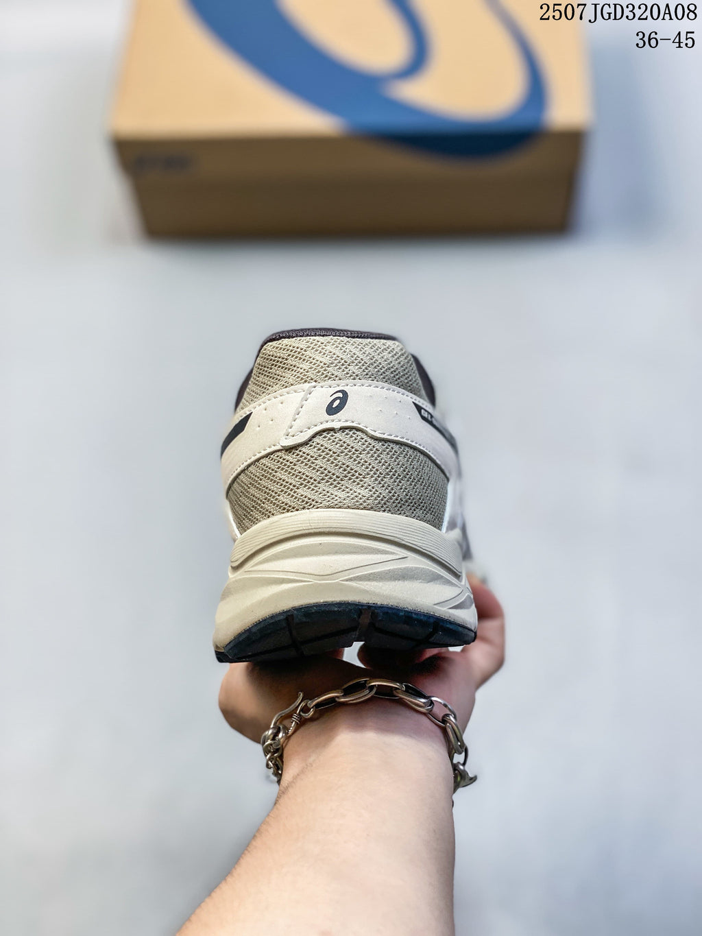 Rear view showing the heel and midsole of the ASICS Gel-Contend 4.