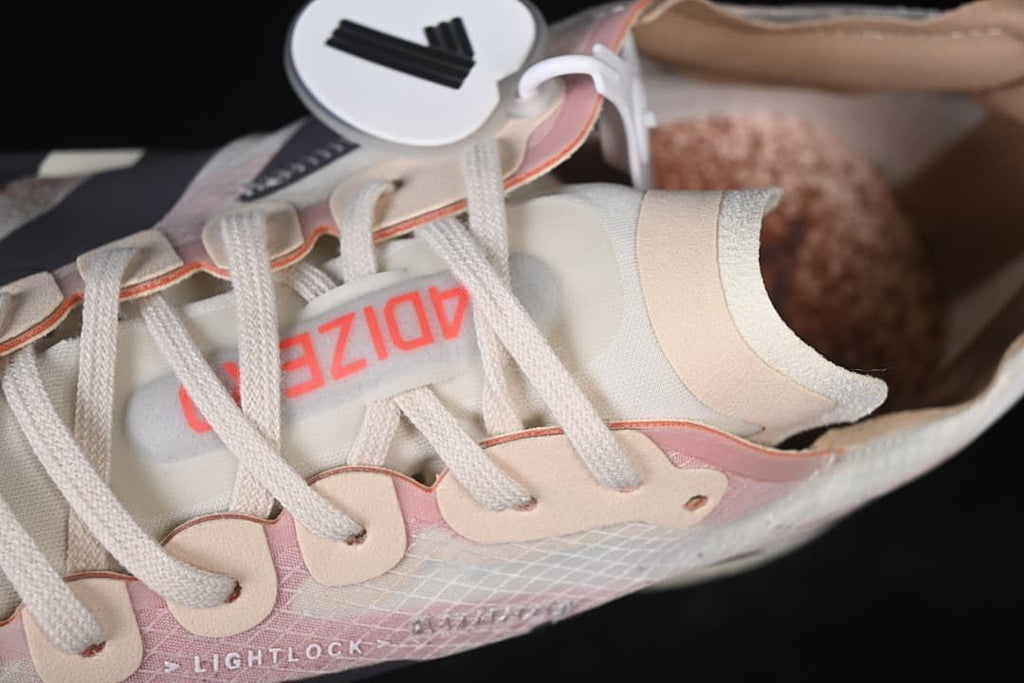 Close-up of the laces, tongue, collar and Lightlock marking