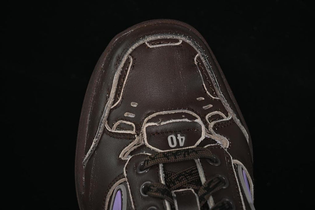 Top-down view of the sneaker toe and size 40 detail