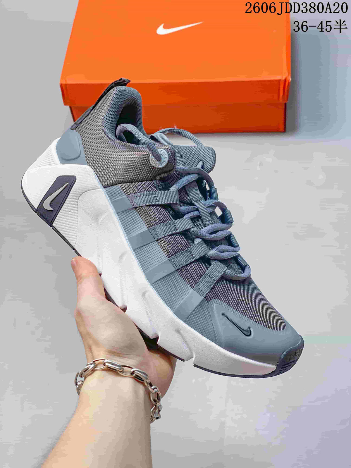 Gray Nike Free Metcon 7 shoe with contrasting sole