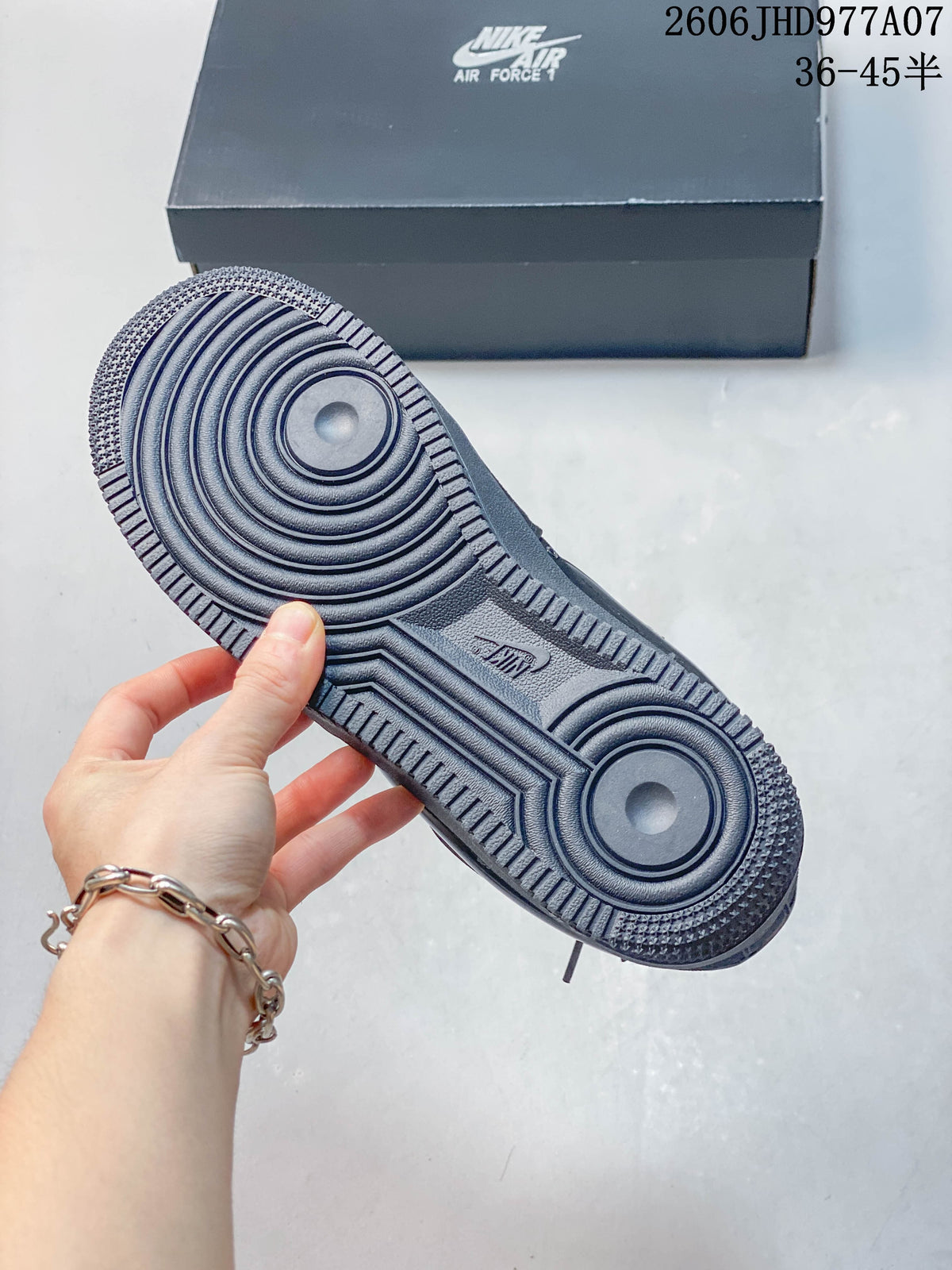 View of the sneaker outsole showing circular tread and textured edges; image overlay lists sizes 36–45.5.