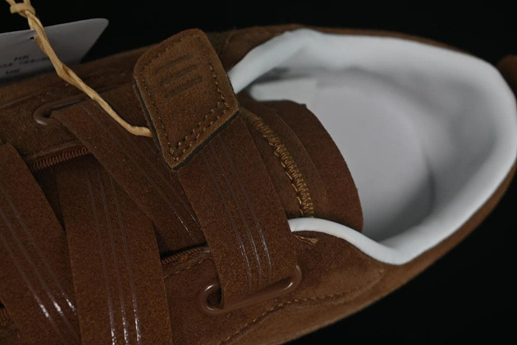 Close-up of the hook-and-loop straps and white collar lining