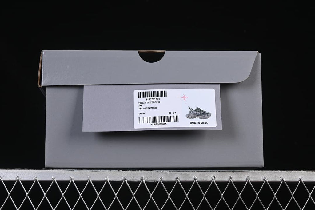 Shoebox label identifying 3XL Satin Bows, Taupe, and size EU 37