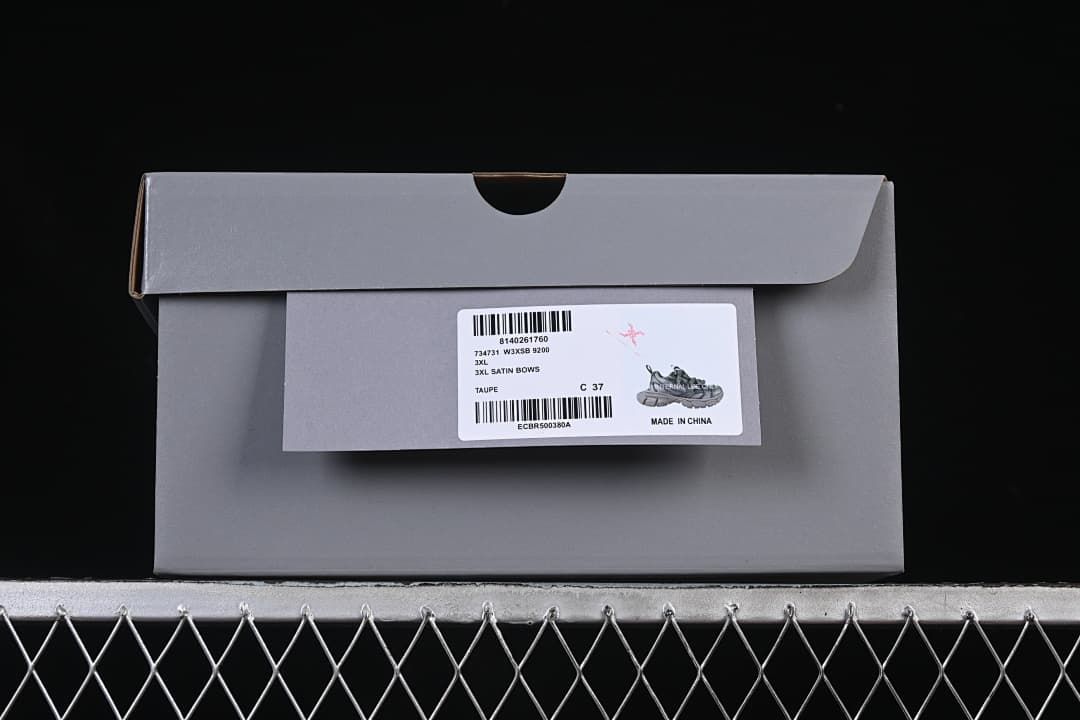 Shoebox label identifying 3XL Satin Bows, Taupe, and size EU 37