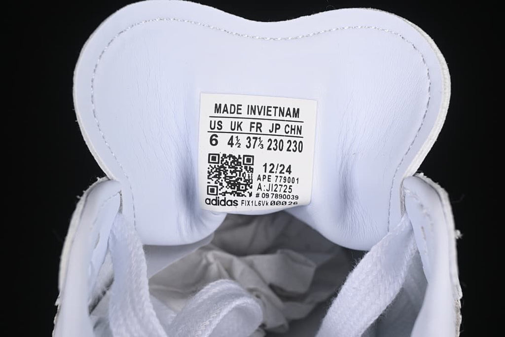 Close-up of the shoe tongue size label showing sample size and model code JI2725