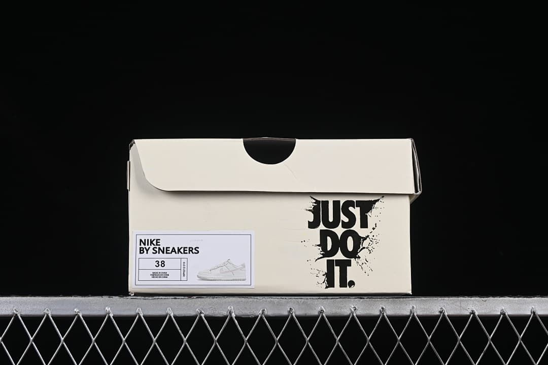 Shoebox label displaying size 38