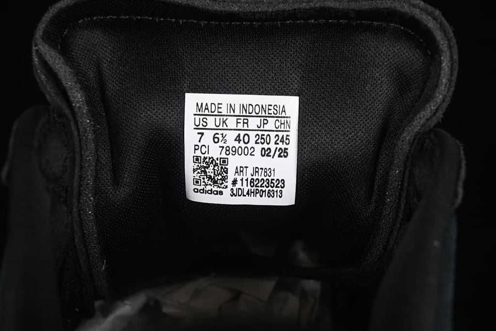 Tongue label showing a sample size and style code JR7831