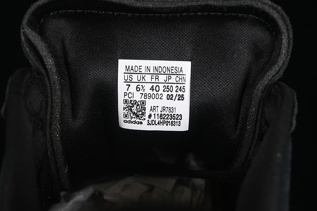 Tongue label showing a sample size and style code JR7831
