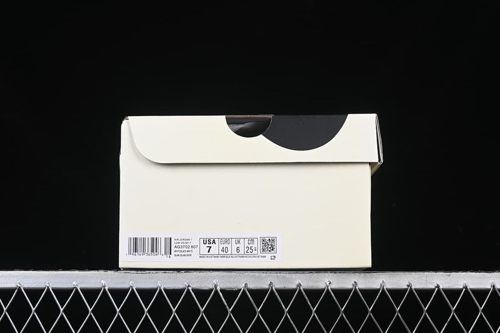 Shoebox label showing US 7, UK 6, EU 40, and 25 cm